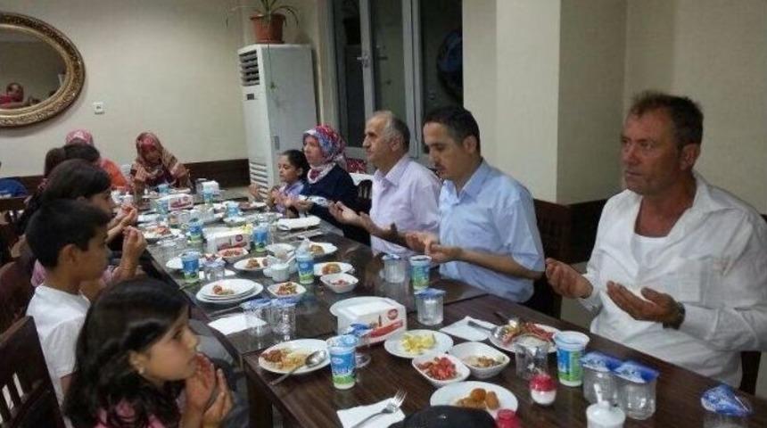 Zeynur &Ouml;zel&rsquo;den Kimsesiz &Ccedil;ocuklara İftar