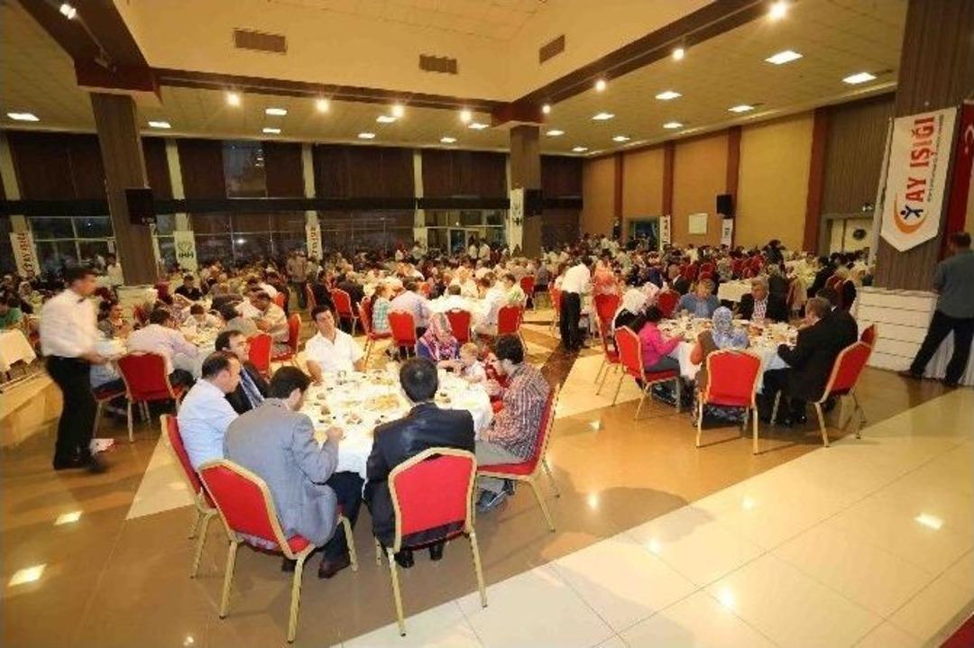 Yetimler İftarda Bir Araya Geldi