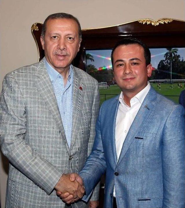 Eski Chp li &Ouml;nder &Ouml;nen in Rozetini Başbakan Erdoğan Taktı 1