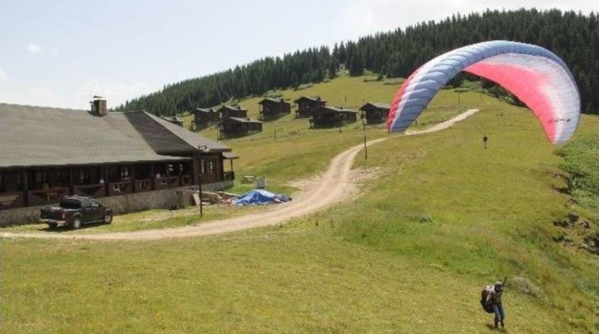 K&uuml;mbet Yaylası Yama&ccedil; Paraş&uuml;t&ccedil;&uuml;lerinin İlgi Odağı