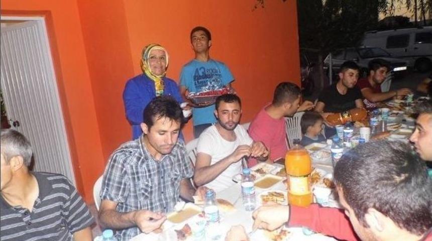 Bayan Muhtar Kendi Elleri İle Yaptığı Yemekle &Ouml;ğrencilere İftar Verdi