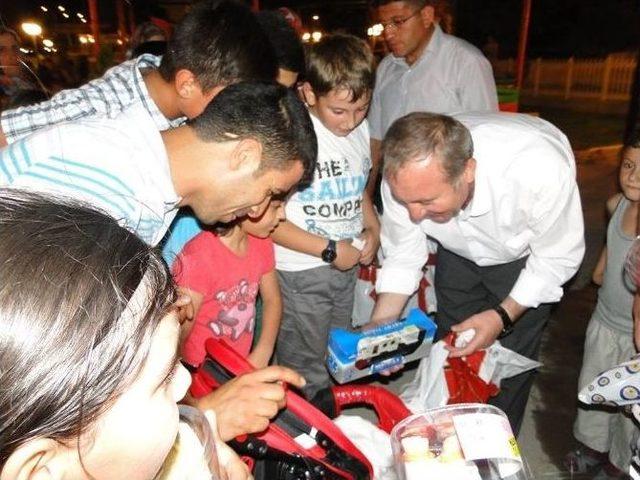 Başkan Şahiner Çocukları Sevindirdi