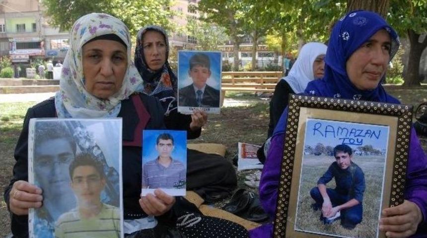 Diyarbakır&rsquo;daki Annelerin &Ccedil;ifte Hasret Bekleyişleri S&uuml;r&uuml;yor