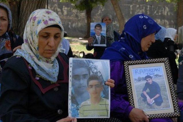 Diyarbakır&rsquo;daki Annelerin &Ccedil;ifte Hasret Bekleyişleri S&uuml;r&uuml;yor 1