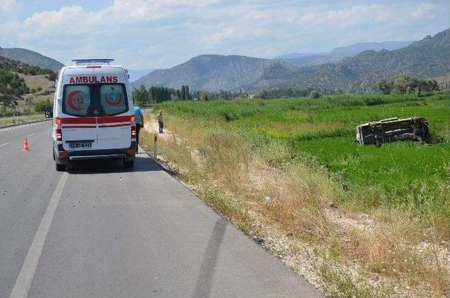 Otomobil &Ccedil;eltik Tarlasına U&ccedil;tu: 1 &Ouml;l&uuml;, 3 Yaralı 1