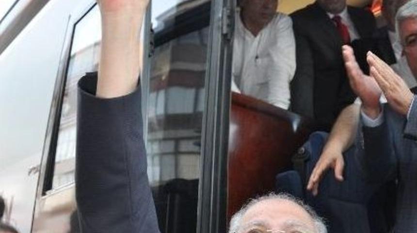 Ekmeleddin İhsanoğlu'na &ldquo;2 Ekmek&rdquo;