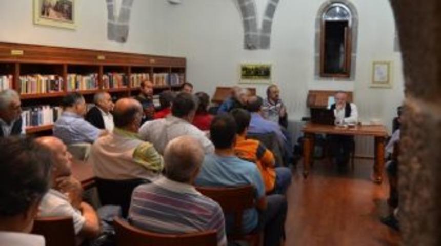 Erzurumlu Emrah M&uuml;ze K&uuml;t&uuml;phanesi&rsquo;nde Konuşmacı M. Hanefi İspirli&rsquo;ydi