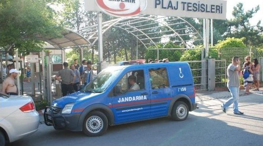 Plajdaki Tacizciyi Lin&ccedil; Edilmekten Jandarma Kurtardı