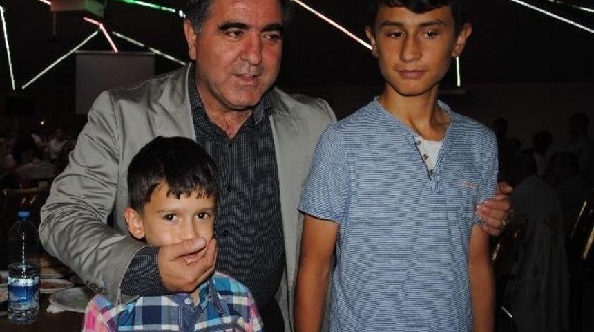 Başkan &Ouml;zdemir Kimsesiz &Ccedil;ocuklarla İftar Yaptı