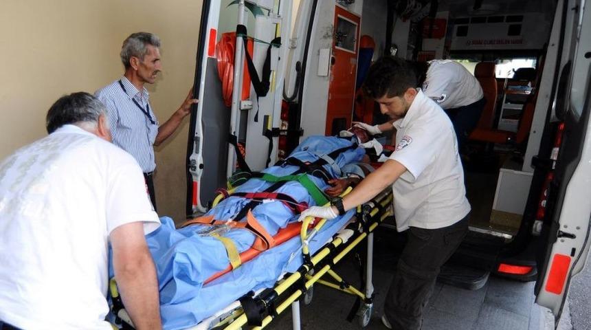 Kocasının Iş Yerinde &Ccedil;alışan Kadını Bı&ccedil;akla Yaraladı