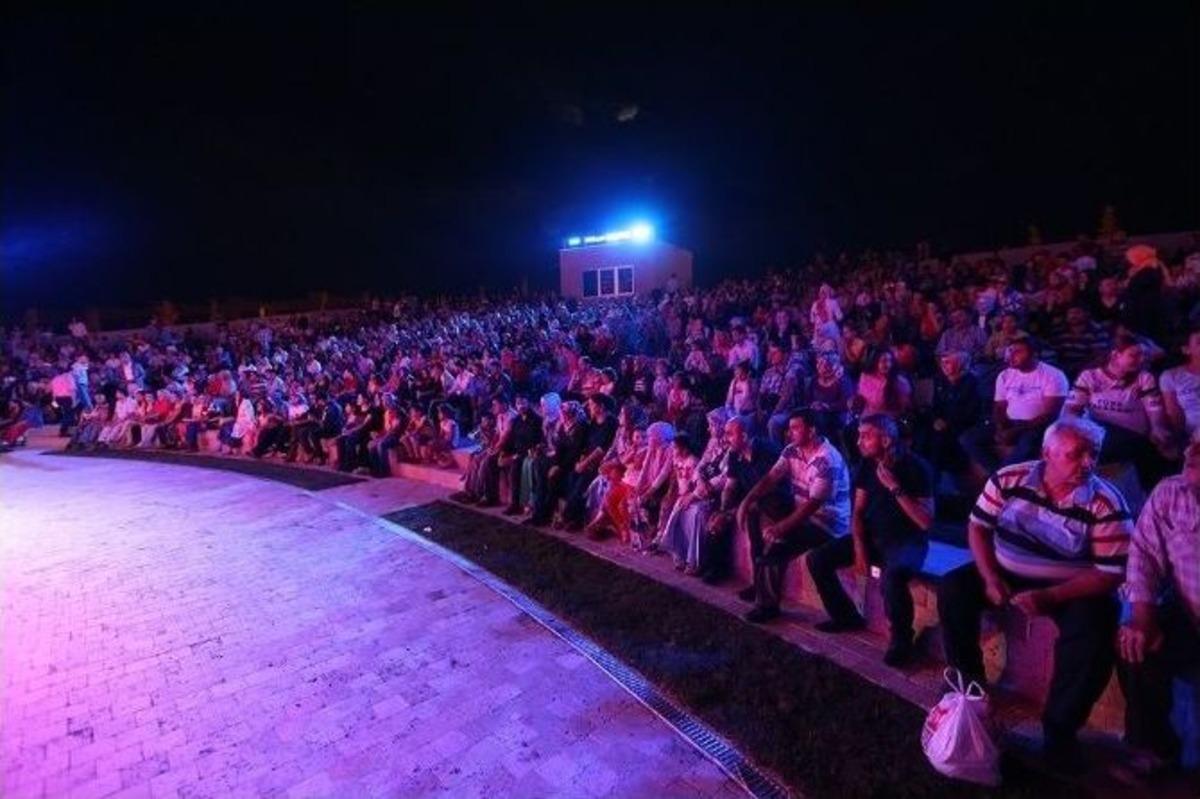 A&ccedil;ık Hava Sahnesi&rsquo;nde Şiir Akşamı