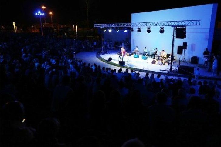 Açık Hava Sahnesi’nde Şiir Akşamı G1