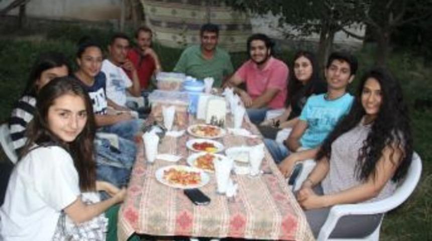 Hakkarili Gen&ccedil;lerden Başkan Demir&rsquo;e İftar Yemeği