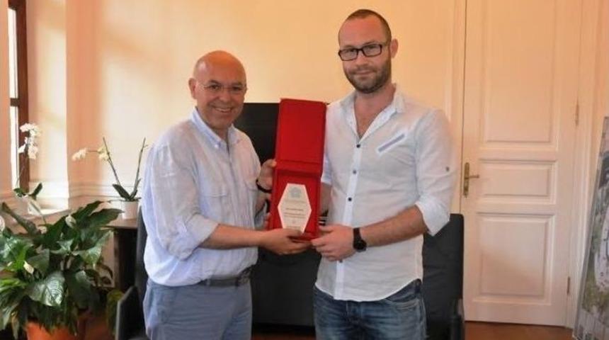 Logo Yarışması Birincisi &Ouml;d&uuml;l&uuml;n&uuml; Zi&ccedil;ev&rsquo;e Bağışladı