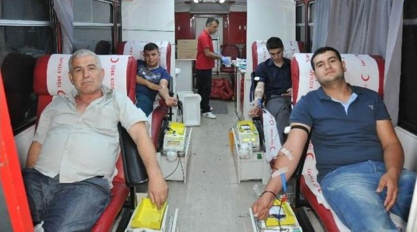 İftar Sonrası Kızılay'a Kan Bağışı