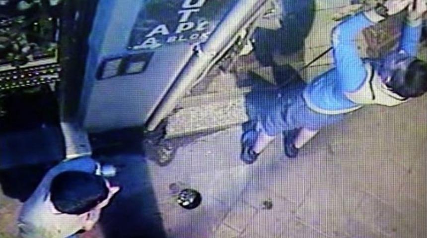 Ellerini Kollarını Sallaya Sallaya B&uuml;feyi Soydular