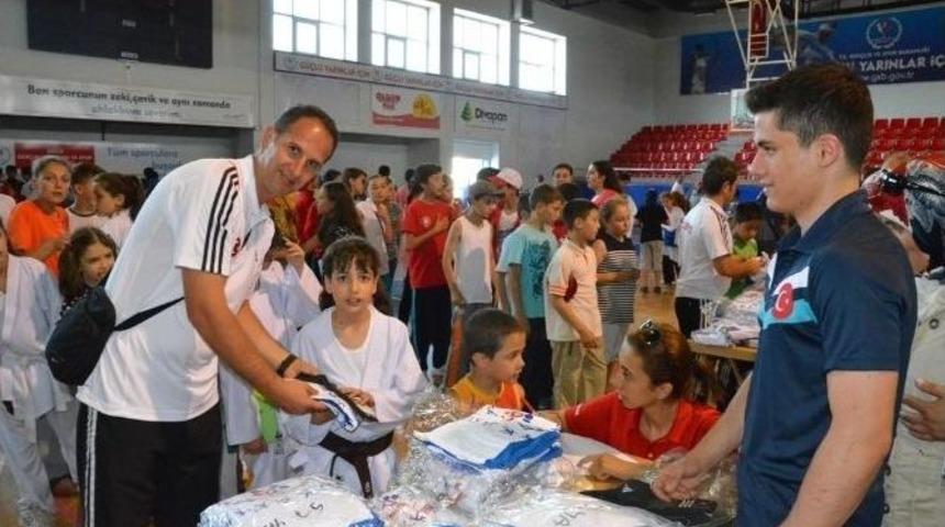 D&uuml;zce&rsquo;de Yaz Okullarında Kıyafet Neşesi