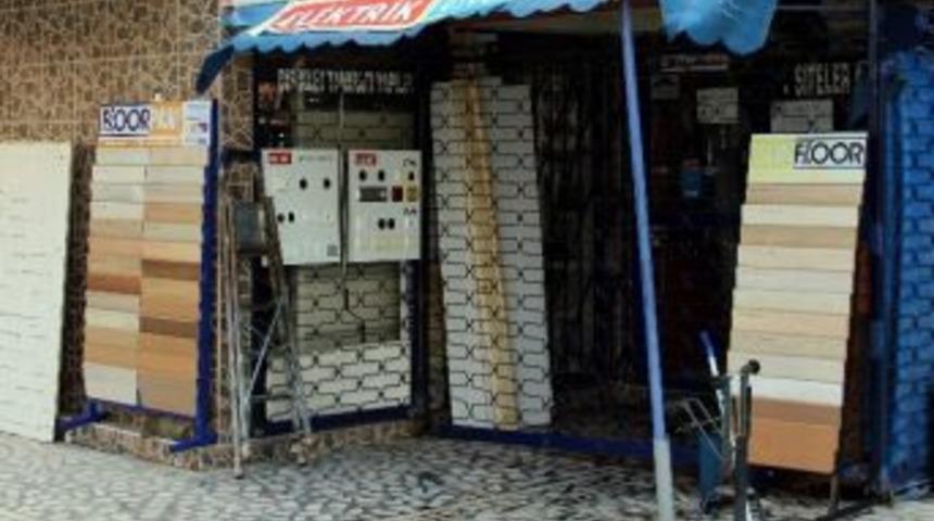 Kocasının İşyerindeki Yarı &Ccedil;ıplak Kadını Bı&ccedil;akladı