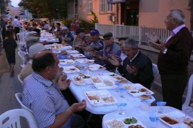 Karaörenlilerden İftar Yemeği