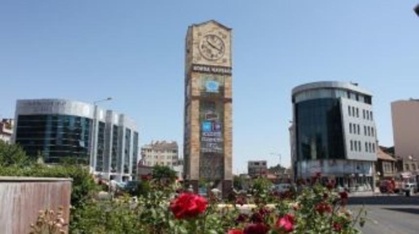 Saat Kulesi &Ccedil;evresi &Ccedil;i&ccedil;eklerle S&uuml;slendi