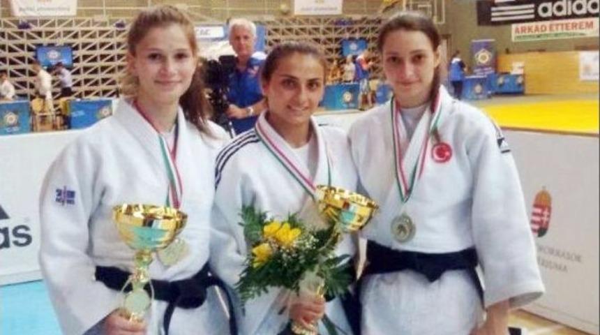 Denizli'li Nesrin&rsquo;den Altın Madalya