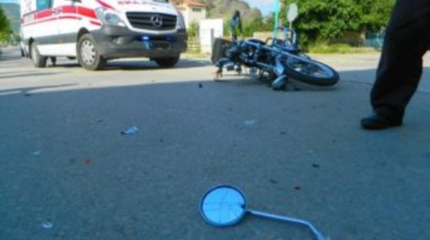 Osmancık'ta Motosiklet ile Otomobil &Ccedil;arpıştı 1 Ağır Yaralı