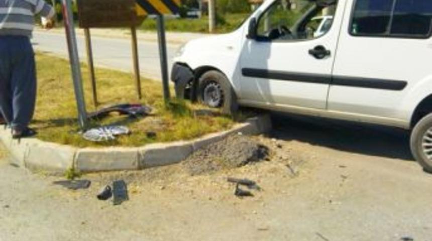 Osmancık'ta Otomobile &Ccedil;arpan Motosikletli Gen&ccedil; Ka&ccedil;tı