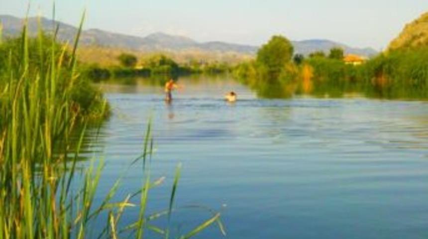 Osmancık'ta Sıcaktan Bunalanlar Kızılırmak'ta Serinliyor