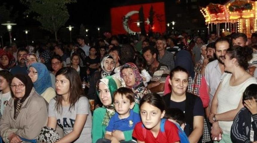 Meydanda Şiir Dolu Ramazan Akşamı