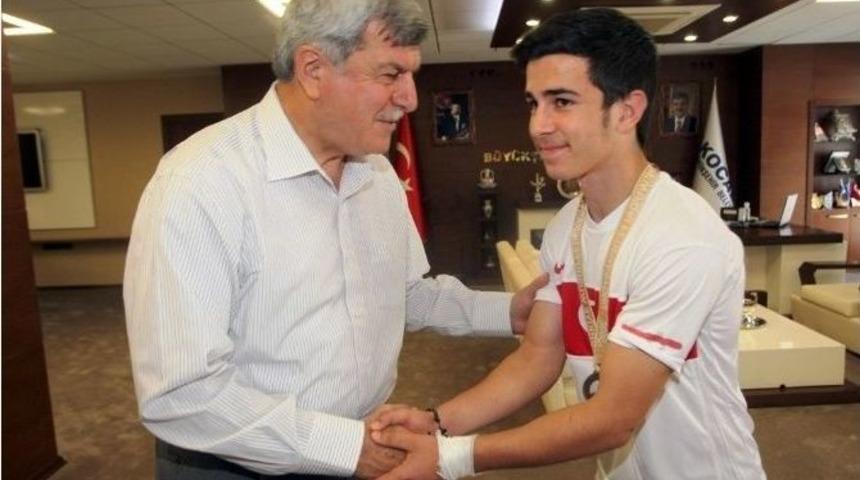 Kickbox Şampiyonundan Başkan Karaosmanoğlu&rsquo;na Ziyaret