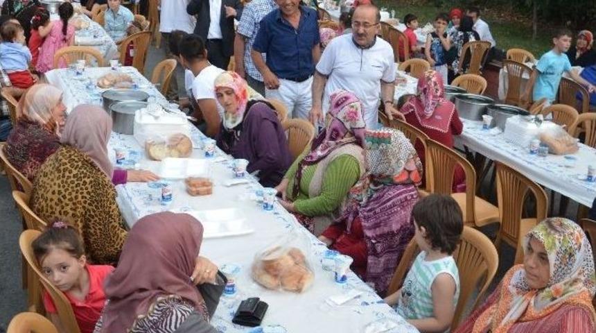 Başkan G&uuml;mr&uuml;k&ccedil;&uuml;oğlu, Vatandaşları İftar Sofralarında Bir Araya Getiriyor