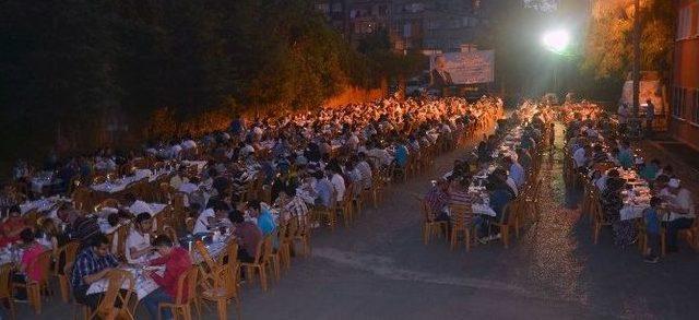 Başkan G&uuml;mr&uuml;k&ccedil;&uuml;oğlu, Vatandaşları İftar Sofralarında Bir Araya Getiriyor 1