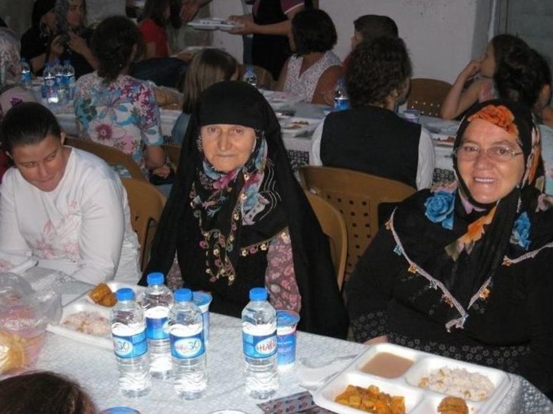 K&ouml;m&uuml;rk&ouml;y Sosyal Yardımlaşma Ve Dayanışma Derneğinden İftar Yemeği