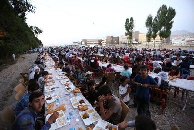 Edremit te 2 Bin Kişi İftar Yemeğinde Buluştu 1