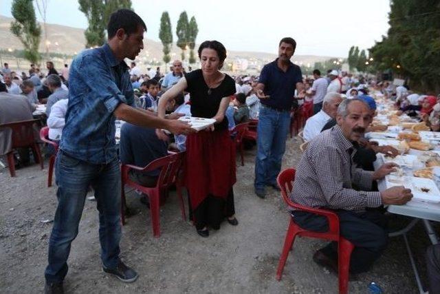 Edremit te 2 Bin Kişi İftar Yemeğinde Buluştu 2