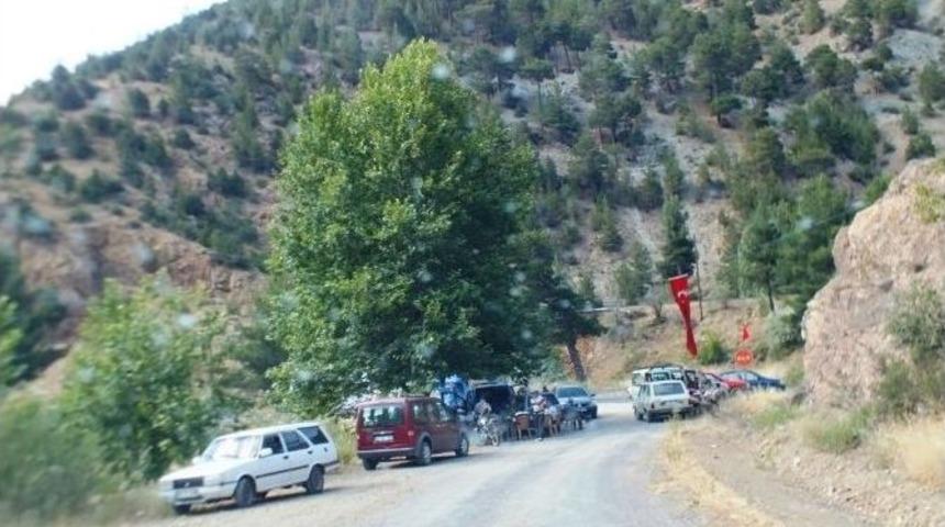 K&ouml;yl&uuml;lerin Yol Kapatma Eylemi
