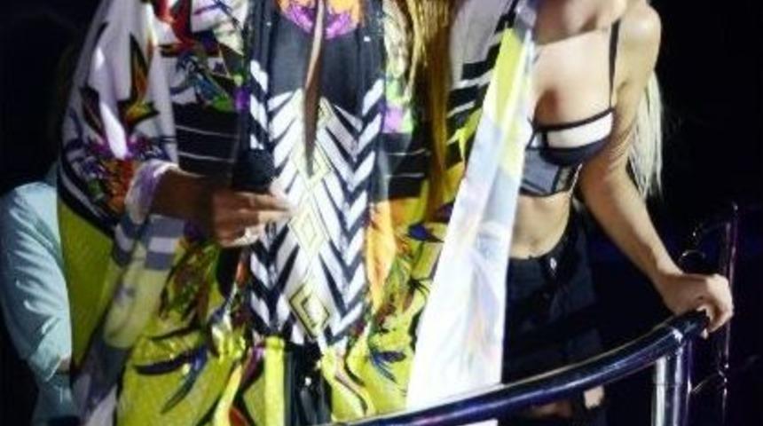 Demet Akalın'dan &Uuml;&ccedil; Şarkılık Konser