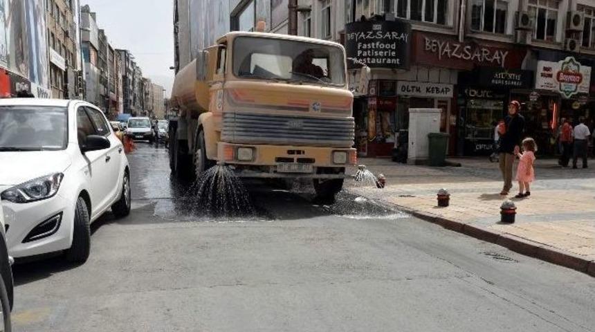 Melikgazi'den Sıcaklara Karşı Sulu &Ouml;nlem