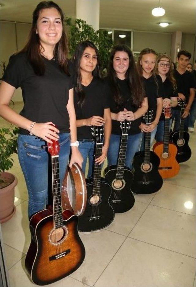 Saruhanlı’da Gitar Dinletisi Büyük Beğeni Topladı