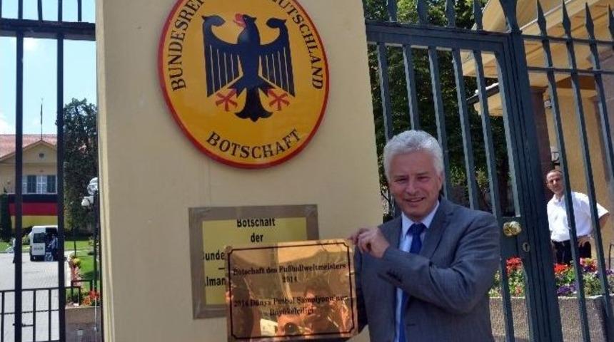 Almanya Federal Cumhuriyet El&ccedil;isi Kurz, B&uuml;y&uuml;kel&ccedil;ilik &Ouml;n&uuml;ne &ldquo;2014 D&uuml;nya Futbol Şampiyonu&rsquo;nun B&uuml;y&uuml;kel&ccedil;iliği&rdquo; Levhası Astı
