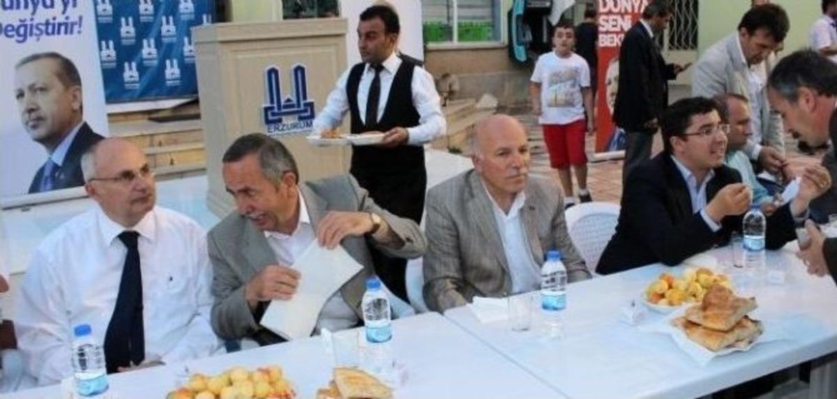 Başkan Sekmen, Sokak İftarında Orucunu A&ccedil;tı