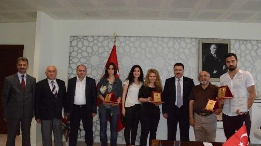 Ortahisar Belediyesi Logosunun Belirlenmesi İ&ccedil;in D&uuml;zenlenen Yarışmada Dereceye Girenlere &Ouml;d&uuml;lleri Verildi