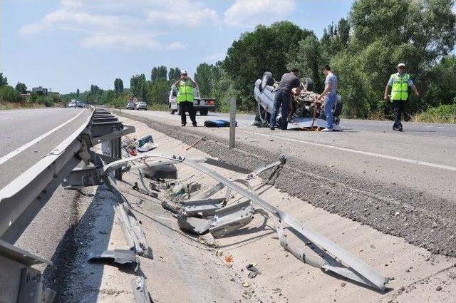 Otomobil Bariyerlere &Ccedil;arpıp Takla Attı: 4 Yaralı 1