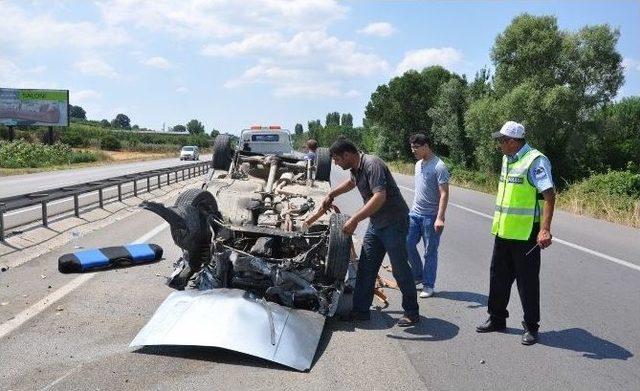 Otomobil Bariyerlere &Ccedil;arpıp Takla Attı: 4 Yaralı 2