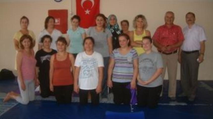 Burhaniyeli Bayanlar Aerobik Yapıyor