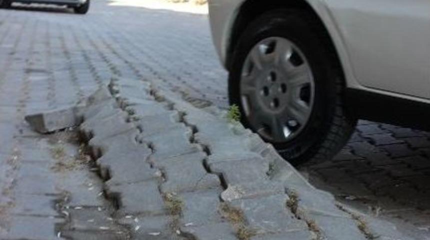 Ağır Tonajdan Bozulan Yollar Zor Anlar Yaşatıyor