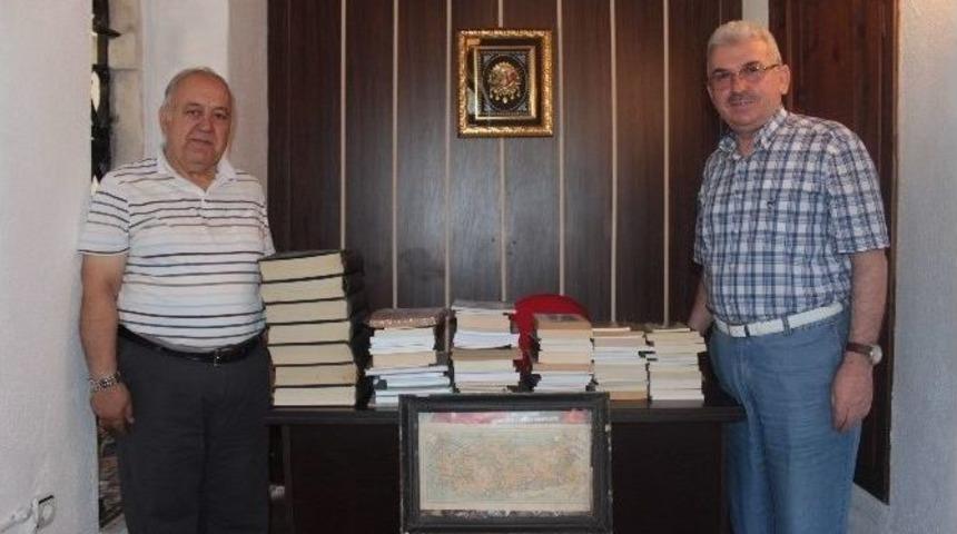 Hayırsever İşadamından K&uuml;t&uuml;phaneye Kitap Bağışı
