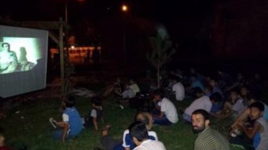 A&ccedil;ık Havada &Ccedil;ocuklara Filim G&ouml;sterisi