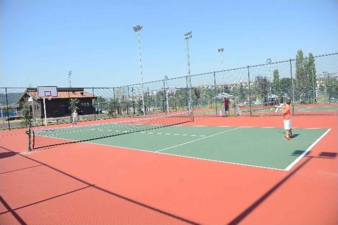 Minik Tenis&ccedil;iler B&uuml;y&uuml;kşehir Kortlarında Ter D&ouml;k&uuml;yor