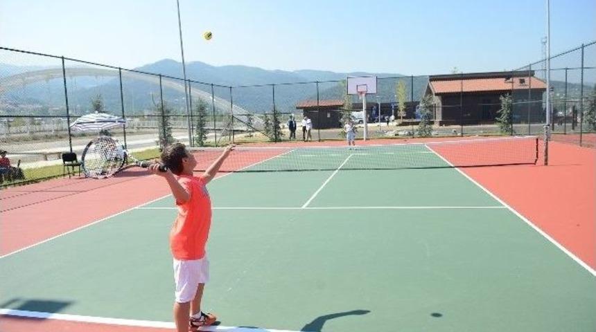 Minik Tenis&ccedil;iler &Ouml;d&uuml;llerine Kavuştu